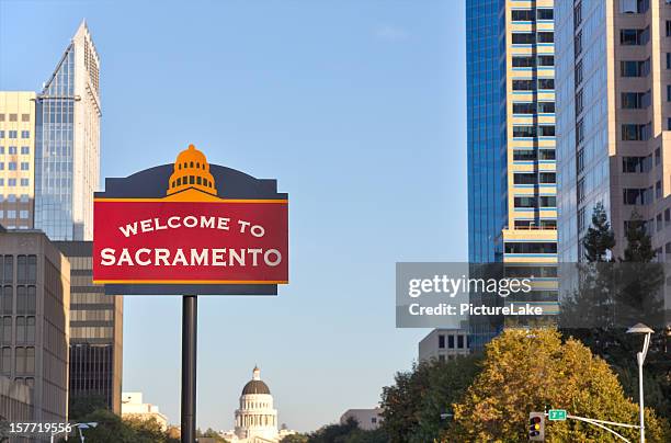 señal de bienvenido a sacramento - sacramento california del norte fotografías e imágenes de stock