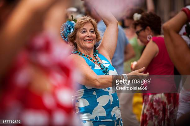 flamenco menschen tanzen auf den straßen - spanien flamenco stock-fotos und bilder
