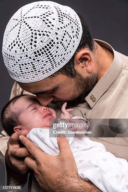 musulmani uomo in posa con la sua figlia - arabian baby foto e immagini stock