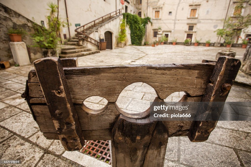 Medieval picota en una plaza del pueblo