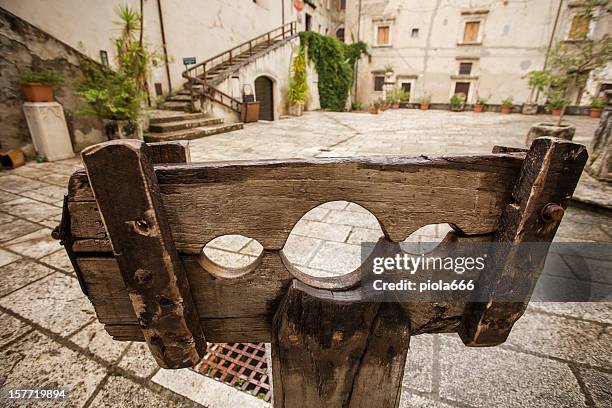 medieval picota en una plaza del pueblo - torturar fotografías e imágenes de stock