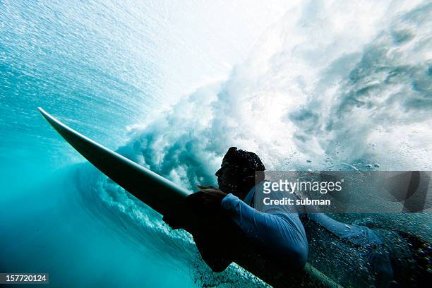 surfer duck tauchen - underwater film camera stock-fotos und bilder