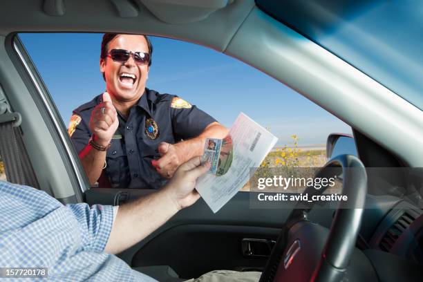 auto- und bestechung verkehr polizist - verkehrskontrolle stock-fotos und bilder
