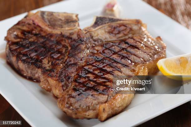 grilled t-bone steak - gefilleerde biefstuk stockfoto's en -beelden