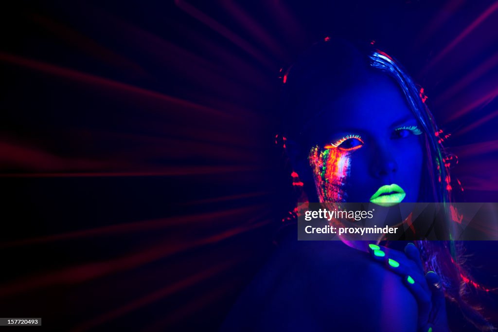 Portrait de femme avec Multi couleur éclat de lumière noire maquillage