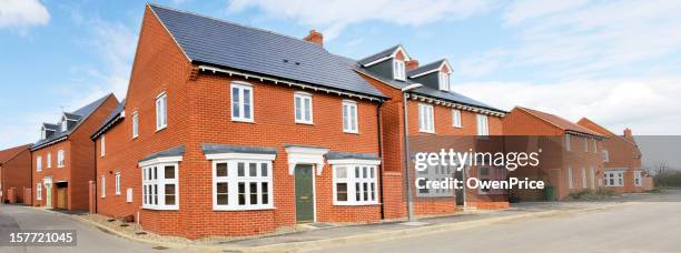 tapissés vue panoramique - maison jumelée photos et images de collection