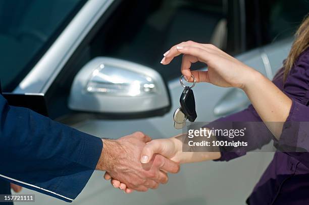 car key - försäljning av begagnad bil bildbanksfoton och bilder
