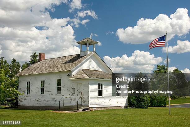 old schoolhouse - vlag plaatsen stockfoto's en -beelden