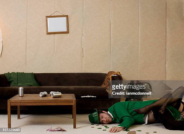 drunk leprechaun - passed out drunk stockfoto's en -beelden