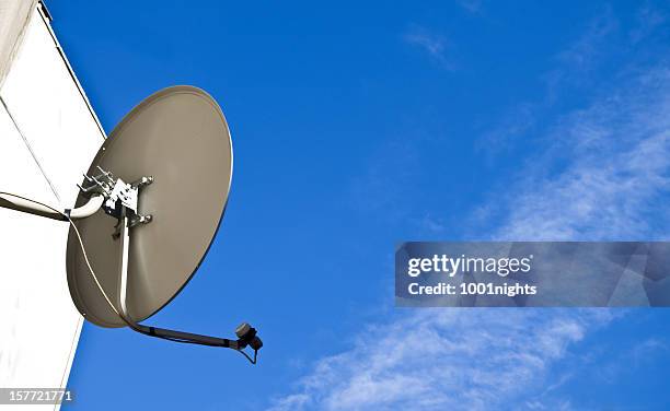 satellite tv receiver - schotelantenne stockfoto's en -beelden