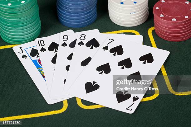 straight flush vaza de poker com espadas, jogos de azar lascas, reproduzir-cartas - cartas na mão imagens e fotografias de stock