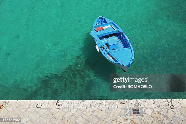 blu barca dall'alto tricase porto, puglia italia - salento foto e immagini stock