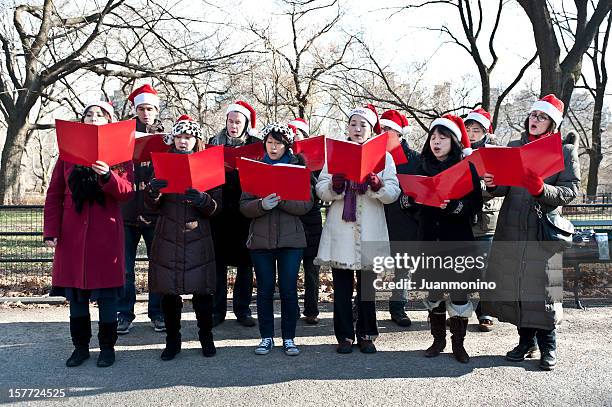 weihnachten carolers - christmas carols stock-fotos und bilder