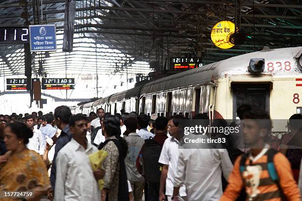 busy mumbai railway platform - mumbai crowd stock pictures, royalty-free photos & images