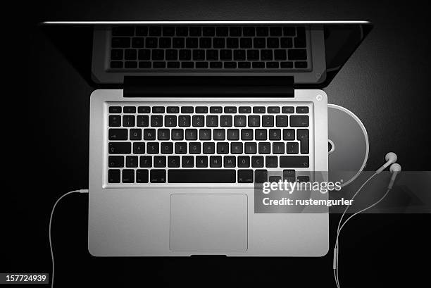 apple macbook pro and headphone - apple mac pro stockfoto's en -beelden