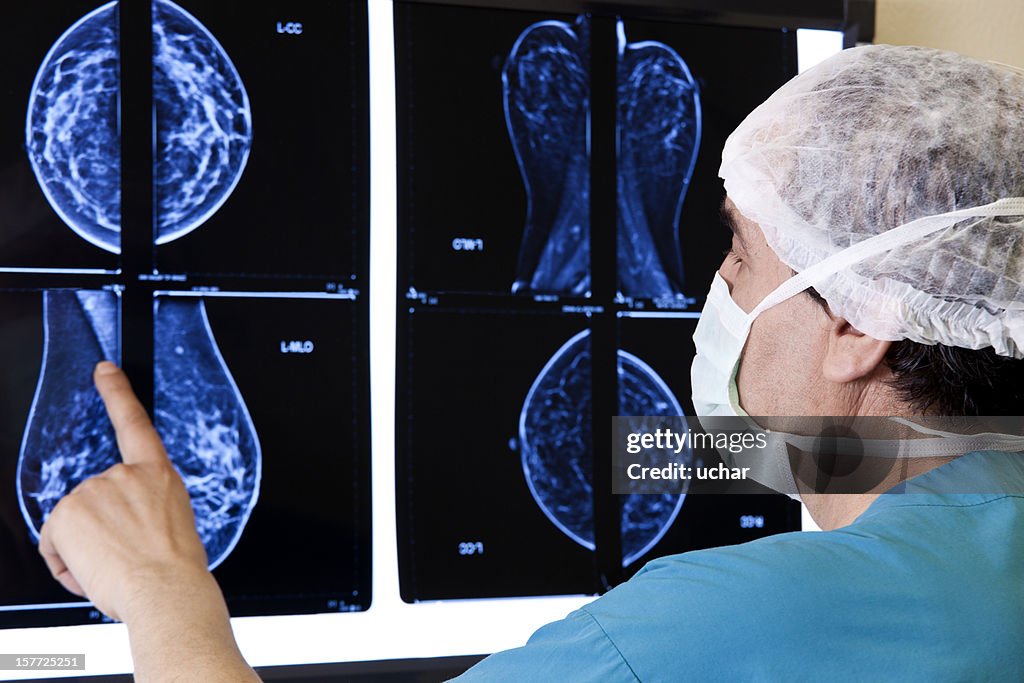 Doktor Looking MRI Scan