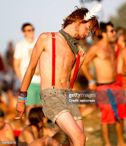 hanche jeune homme danse par lui-même à un festival de musique - feather fan dance photos et images de collection