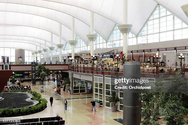 internationaler flughafen vo denver innen - denver international airport stock-fotos und bilder