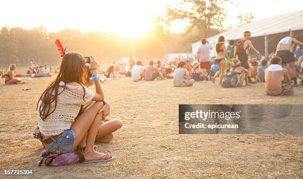 young beautiful hippy girl with a feather in her hair - bonnaroo music and arts festival stockfoto's en -beelden