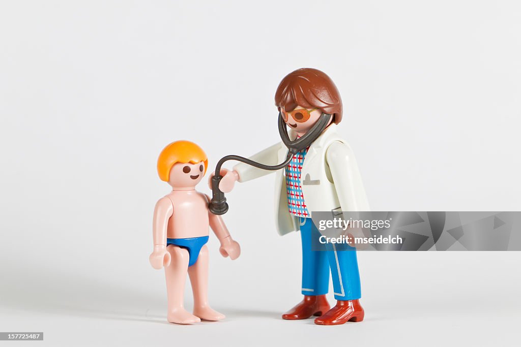 Playmobil Médecin Phd Examiner Un Garçon Photo - Getty Images