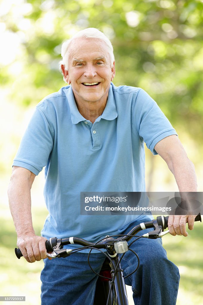 Homem idoso Bicicleta de Equitação
