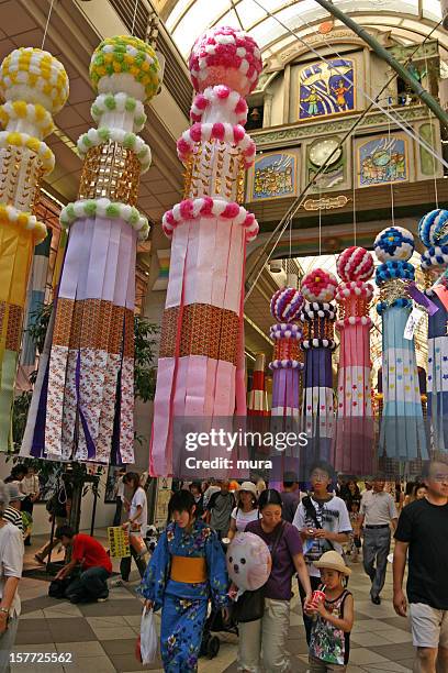 gente disfruta de festival de tanabata de sendai, miyagi - festival tanabata fotografías e imágenes de stock