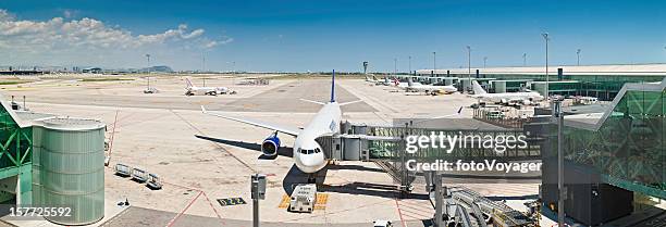 aeropuerto moderno puente de panorama de aviones terminal de hidromasaje - aeropuerto internacional de barcelona el prat fotografías e imágenes de stock