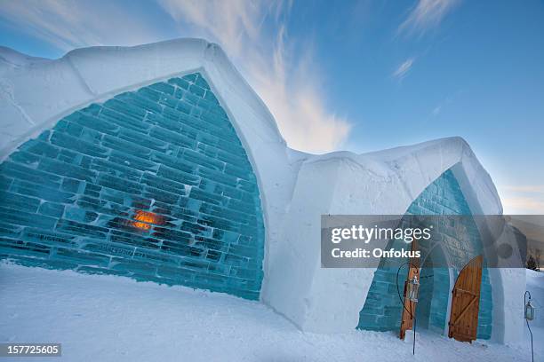 quebec city albergo di ghiaccio ghiaccio parete e ingresso - sculpture canada foto e immagini stock