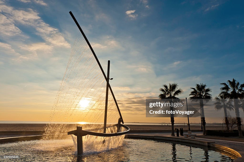 Mediterrâneo beach fountain sunrise Valencia, Espanha