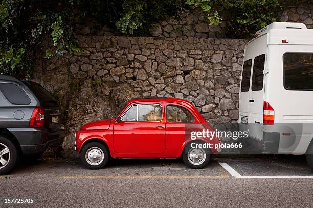 red fiat 500 vintage classic car - small car stock-fotos und bilder