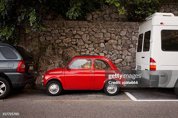 vermelho fiat 500 vintage clássico carro - fiat 500 vintage imagens e fotografias de stock