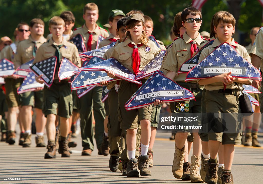 Boy Scouts portare bandiere del Memorial Day Parade