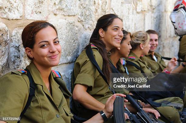 frauen idf soldaten - israelisches militär stock-fotos und bilder