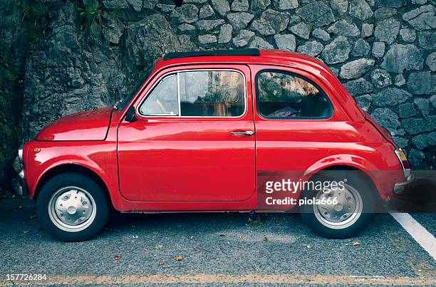 rosso fiat 500 vintage di auto classiche - fiat 500 foto e immagini stock