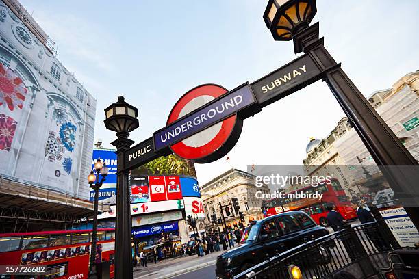 subway station at piccadilly circus in london, uk - piccadilly circus city of westminster stockfoto's en -beelden