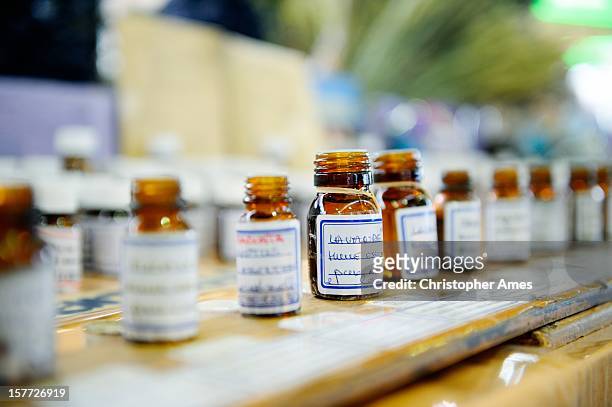aceites esenciales en un puesto de mercado - homeopatía fotografías e imágenes de stock