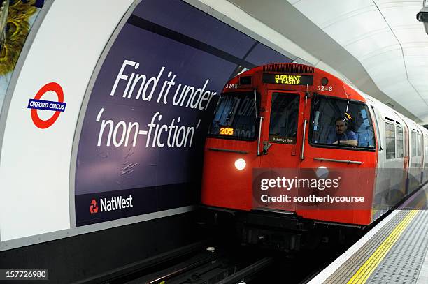 trem subterrâneo introduzir o tubo de londres, circo de oxford - metro de londres imagens e fotografias de stock