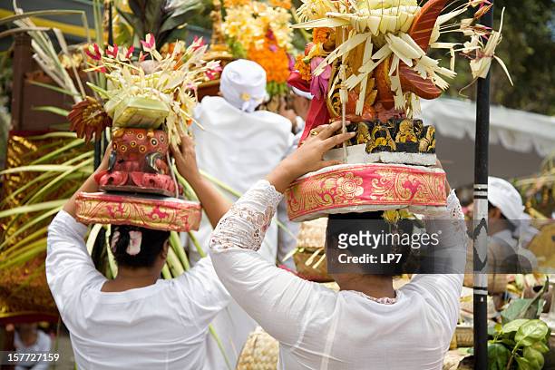 women with offerings fruits on head bali - religious offering stockfoto's en -beelden