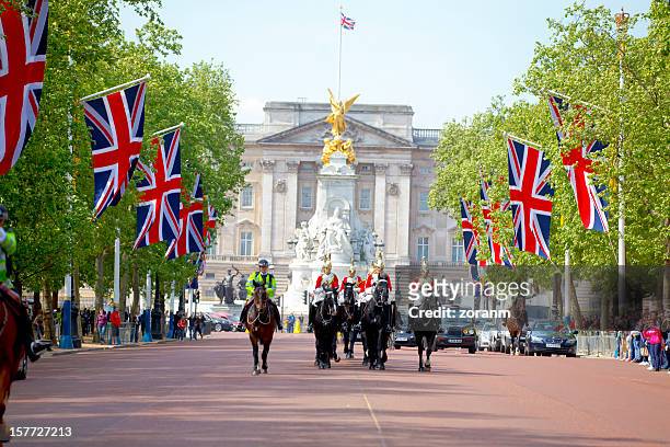 queen's life guard - buckingham palace guard stock pictures, royalty-free photos & images