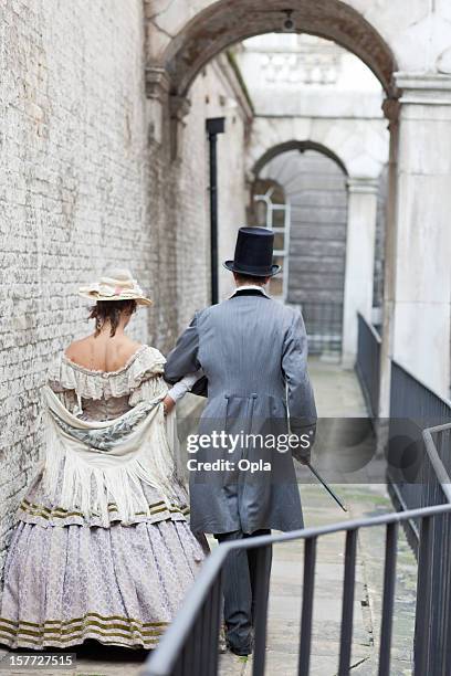 victorian couple - 19th century couple stockfoto's en -beelden