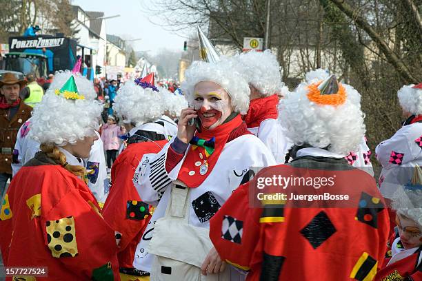 carnevale di strada in un sobborgo di colonia. - carnival in germany foto e immagini stock