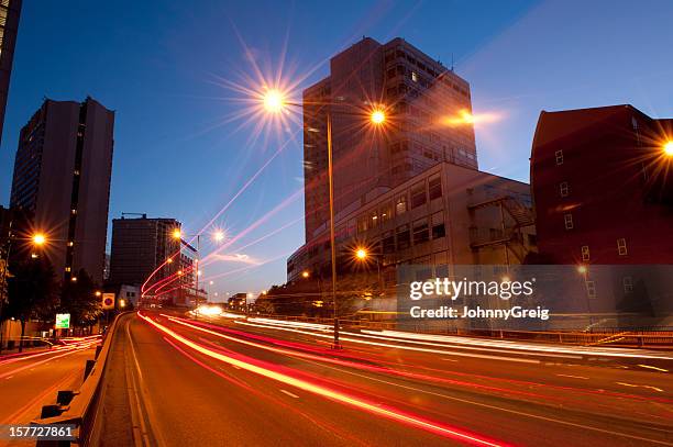 sentiers de lumière dans la ville de nuit - marylebone photos et images de collection