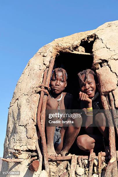zwei weibliche himba - himba stock-fotos und bilder