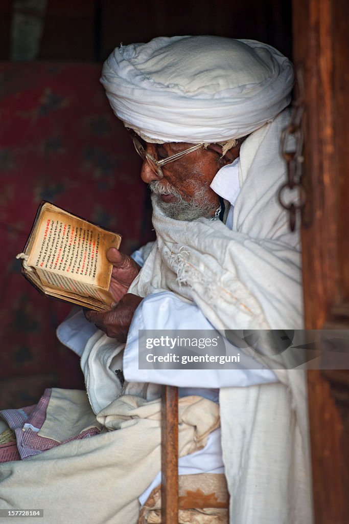 Priester liest in der Bibel, Lalibela, Äthiopien