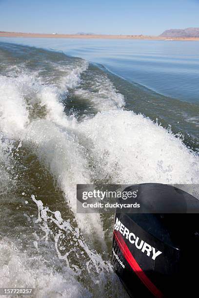 mercury outboard motor wake at elephant butte lake state park - mercurius stockfoto's en -beelden