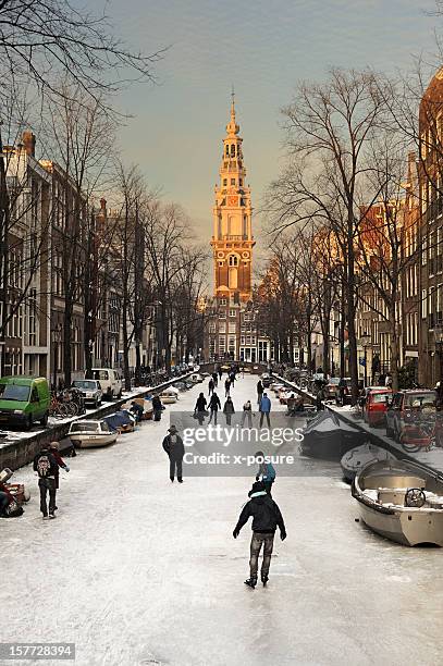 amsterdam avec de la glace sur les canaux - amsterdam photos et images de collection