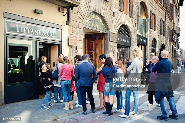 menschen stehen in der warteschlange, tiffany & co-shop, florenz, italien - menschen vor laden stock-fotos und bilder