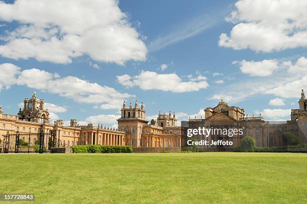 blenheim palace in den sommer - blenheim palace stock-fotos und bilder