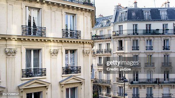 case nel quartiere di montmartre a parigi francia - apartment front door foto e immagini stock