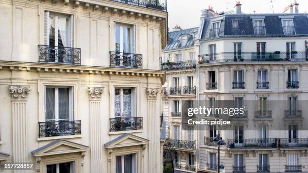 townhouses in montmartre paris france - french culture 個照片及圖片檔